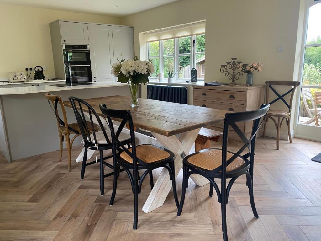 Lovely Quiet Cottage Sleeps 4 Adults, 4 Children, Dog Friendly 클레이 넥스트 더 시 외부 사진