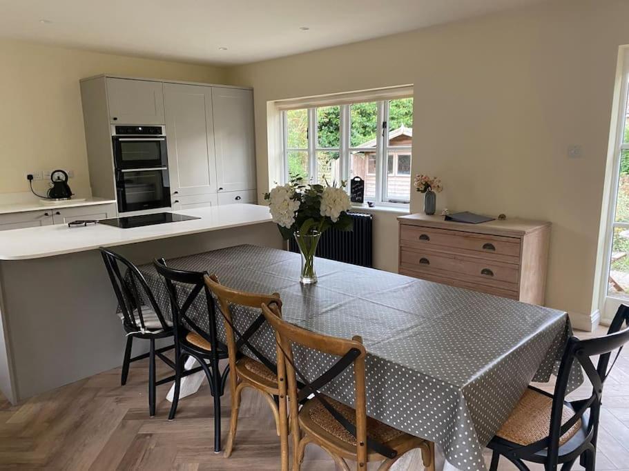 Lovely Quiet Cottage Sleeps 4 Adults, 4 Children, Dog Friendly 클레이 넥스트 더 시 외부 사진