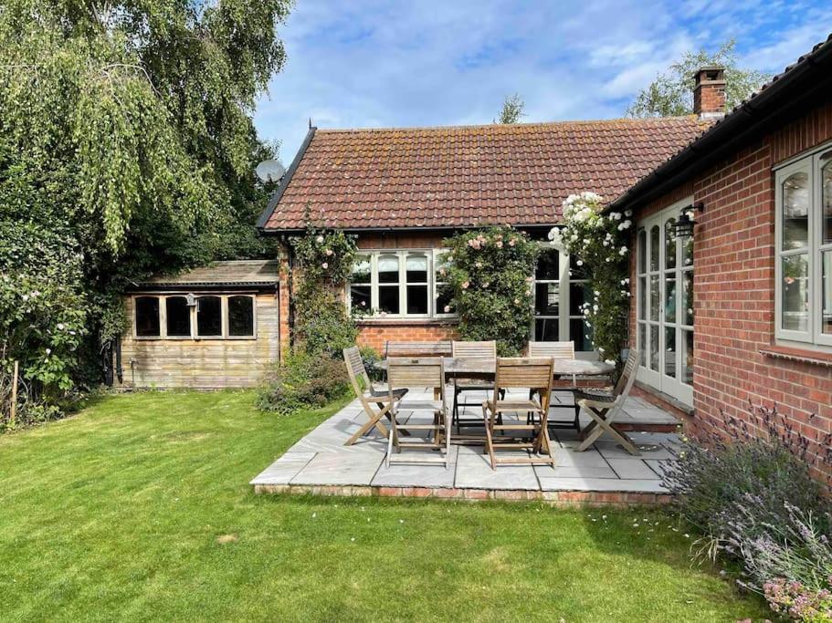 Lovely Quiet Cottage Sleeps 4 Adults, 4 Children, Dog Friendly 클레이 넥스트 더 시 외부 사진
